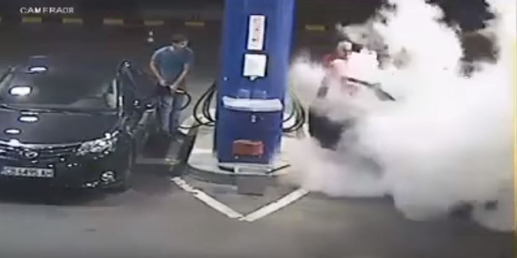 Βίντεο: Υπάλληλος σε βενζινάδικο σβήνει με πυροσβεστήρα το τσιγάρο ασυνείδητου
