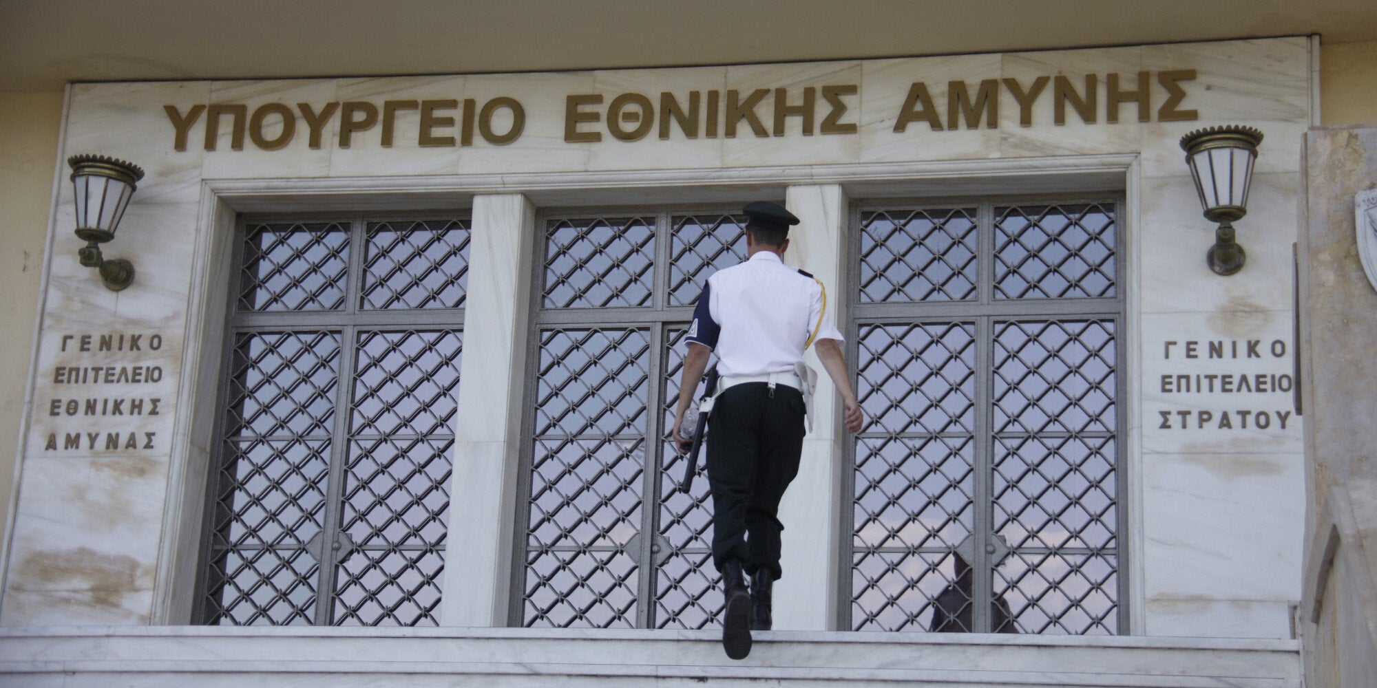 ΥΠΕΘΑ εναντίον ΝΔ: Ας αναζητήσει στους κόλπους της ύποπτους μεσάζοντες, offshore και σκάνδαλα