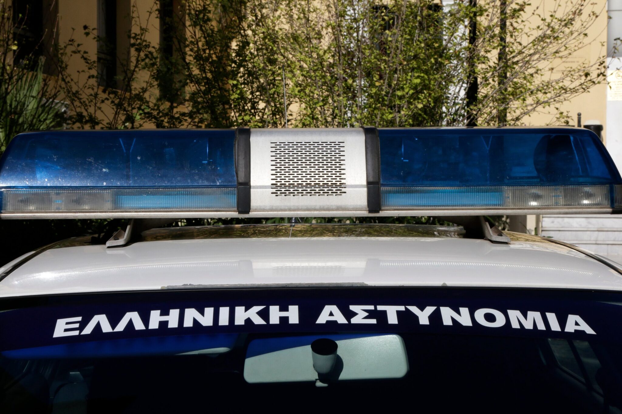Σπείρα έκλεβε καταστήματα εμβολίζοντας τις προθήκες με κλεμμένα αυτοκίνητα