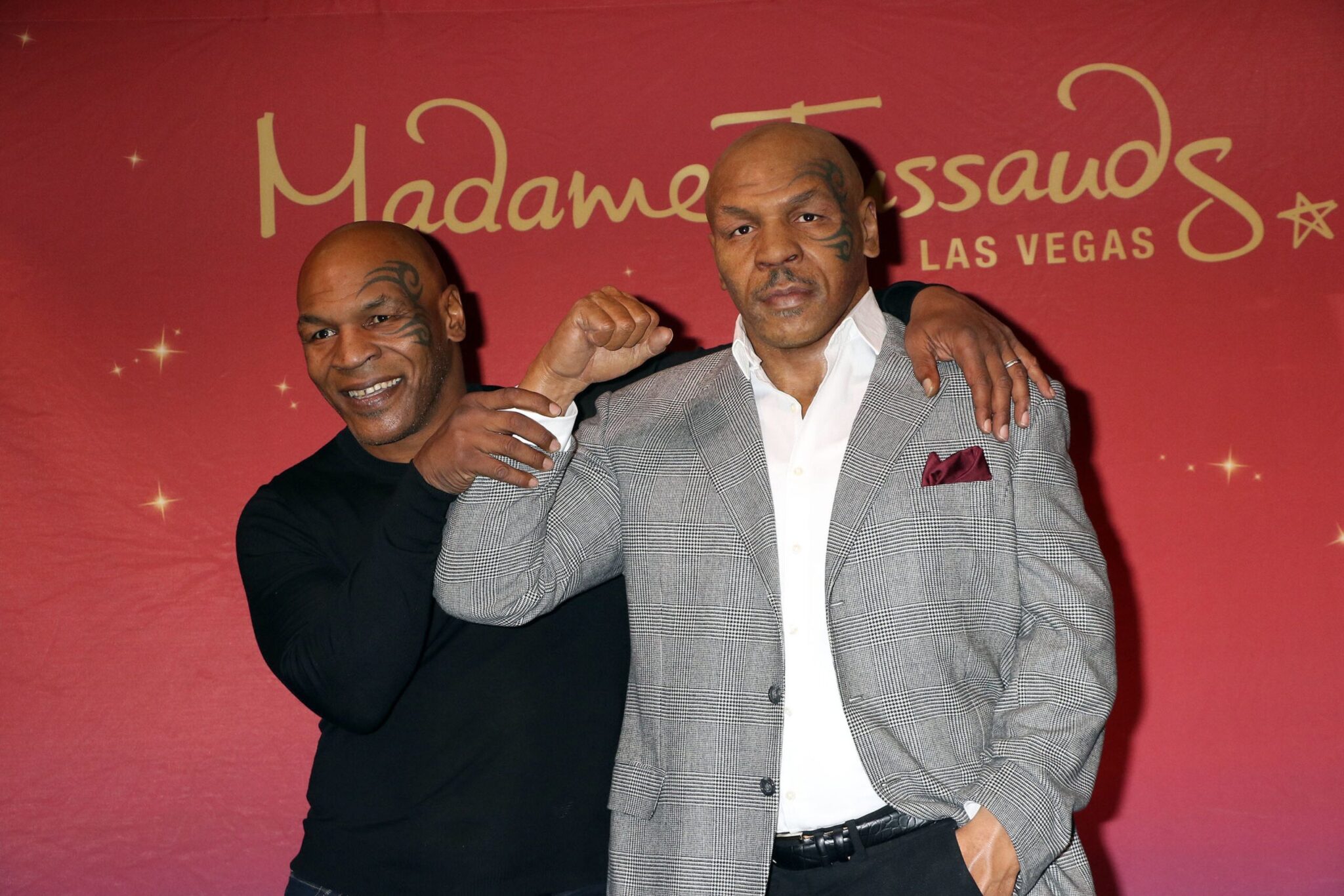 Ο Mike Tyson με το ομοίωμά του