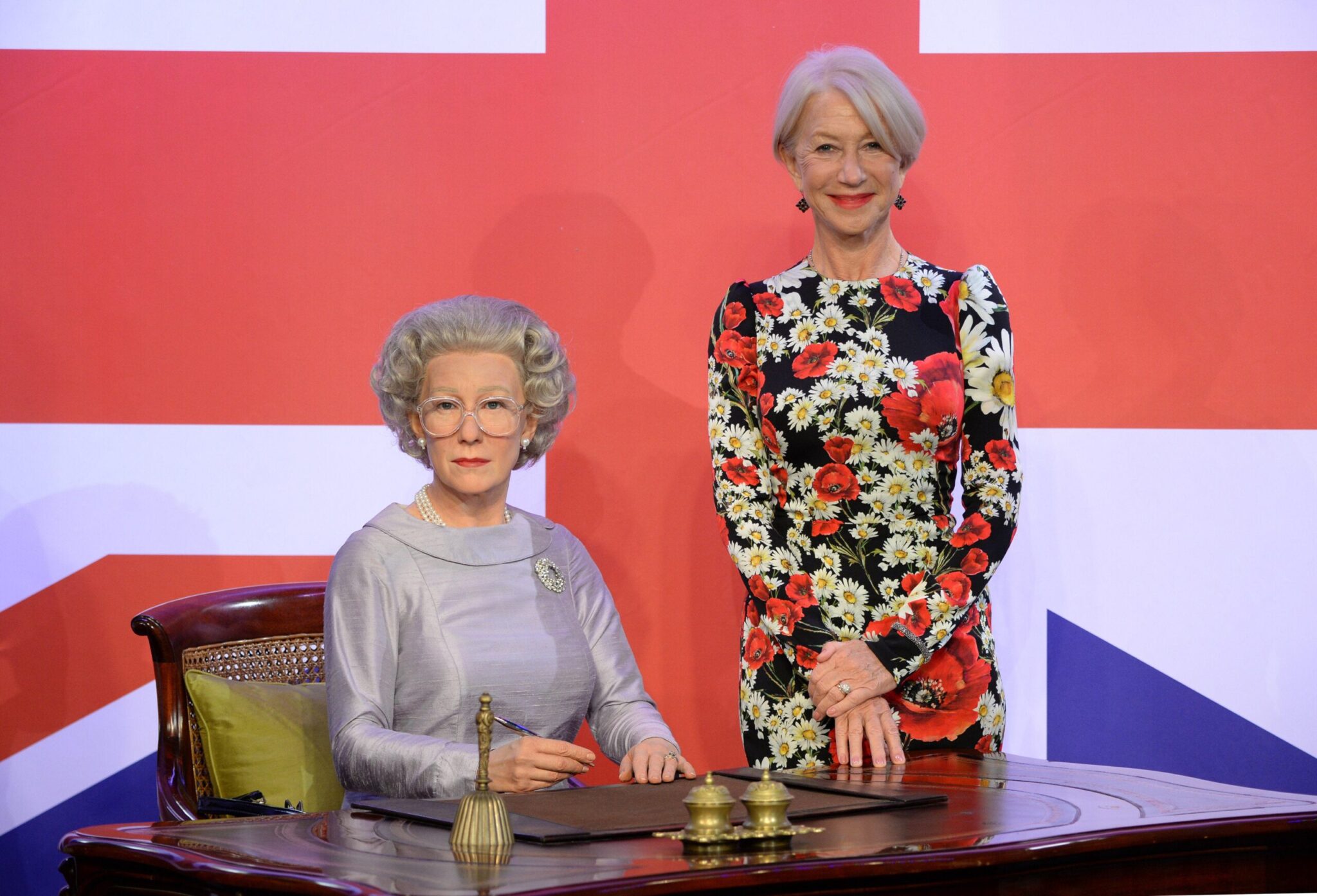 Η Dame Helen Mirren με το ομοίωμά της από την ταινία The Queen