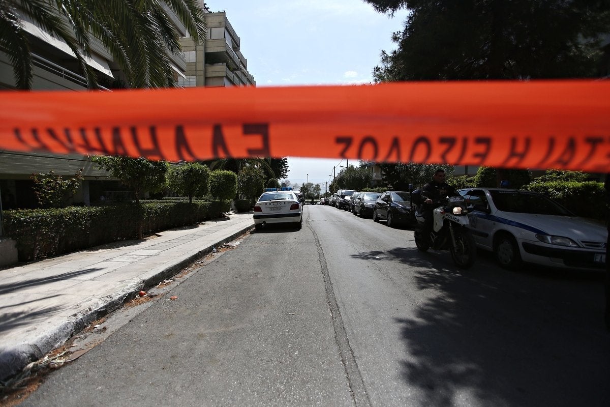 Παραδόθηκε στην ΕΛ.ΑΣ. γνωστός αντιεξουσιαστής. Ανέλαβε την ευθύνη για οπλισμό που βρέθηκε στου Γκύζη