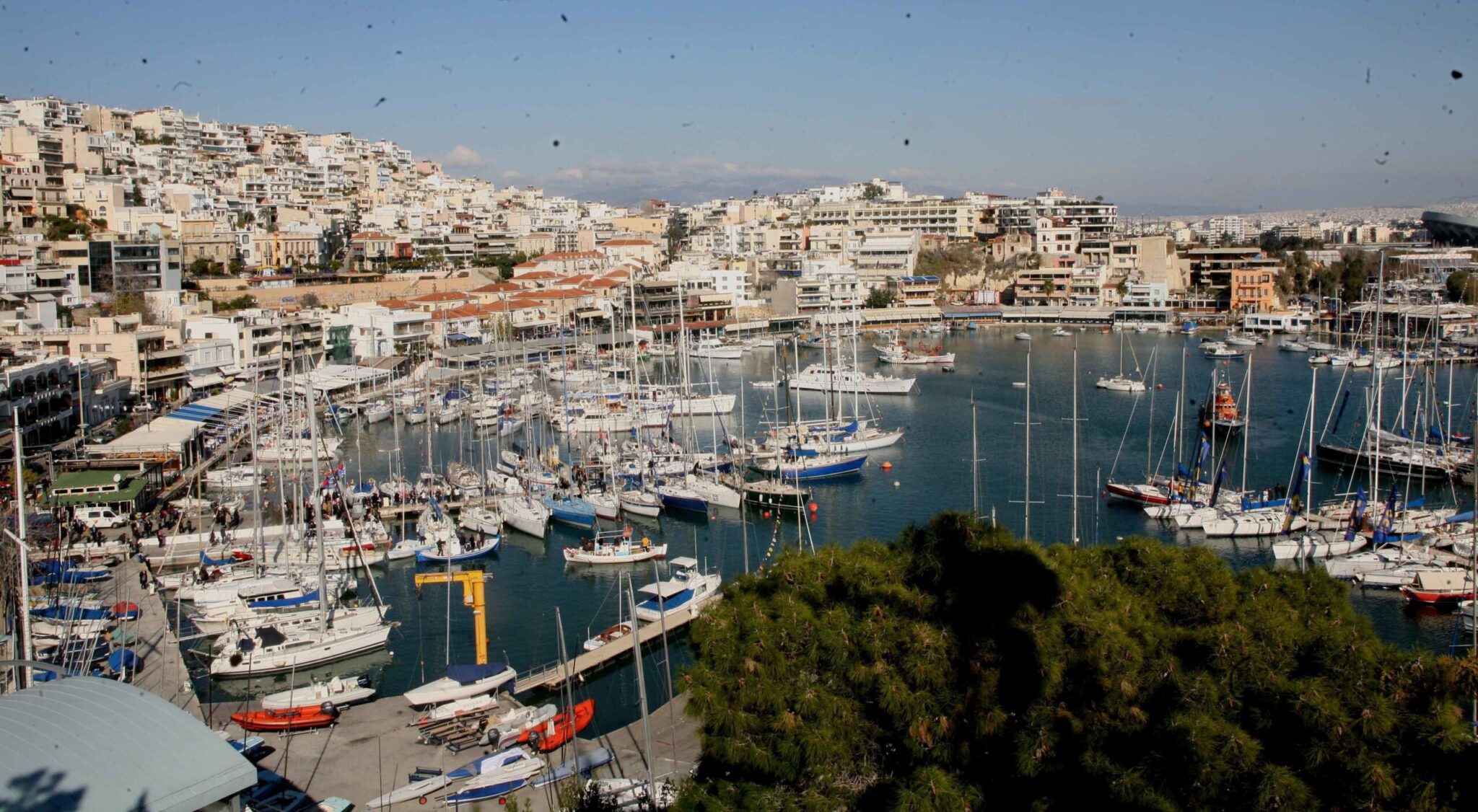 Αναστέλλεται μέχρι το τέλος του έτους η κατεδάφιση καταστημάτων στο Μικρολίμανο