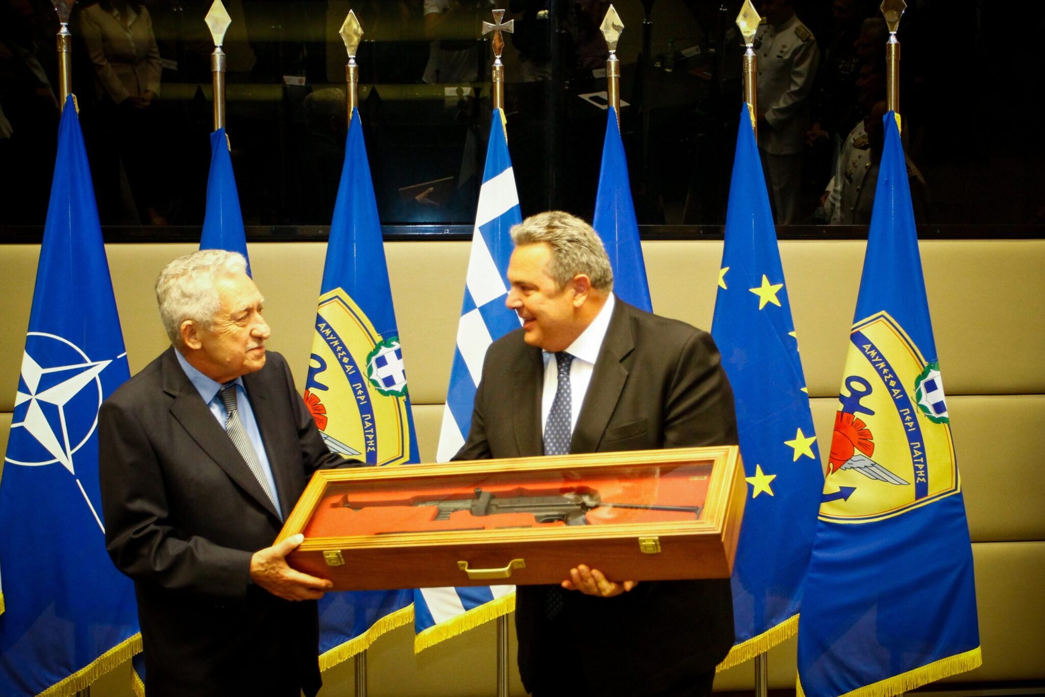 «Οι κομμουνιστές παίρνουν τα όπλα»: Οι χρήστες του twitter σχολιάζουν το δώρο Καμμένου στον Κουβέλη