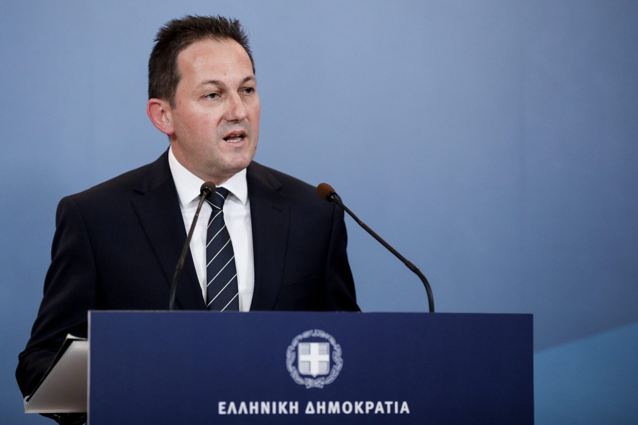 Κυβερνητικός εκπρόσωπος: Παραμένουν αφορολογητο και επιδόματα, δεν θα υπάρξει δημοσιονομικό κενό