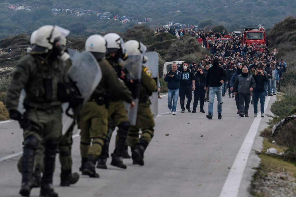 Πρόταση για ανακωχή στους νησιώτες από τον Μητσοτάκη μετά από ένα 48ωρο οργής και ακραίας βίας - HuffPost - Ειδήσεις και Απόψεις από την Ελλάδα και τον Κόσμο