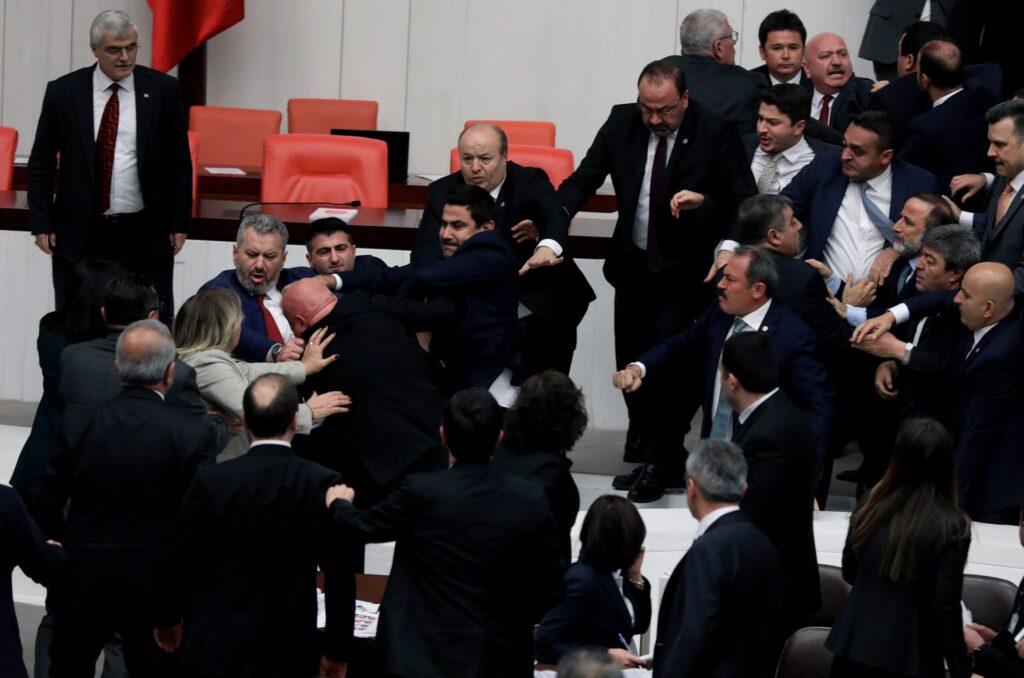 Τουρκία: Αγριο ξύλο με μπουνιές μεταξύ βουλευτών εξαιτίας κριτικής στον Ερντογάν - HuffPost - Ειδήσεις και Απόψεις από την Ελλάδα και τον Κόσμο