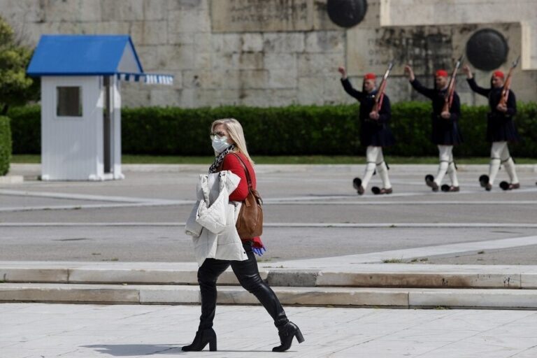 Δημοσκόπηση: Ενας στους δύο Ελληνες φοβάται ότι θα προσβληθεί από τον κορονοϊό