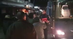 Βίντεο: Ανάσταση στις Καστανιές – Γυναίκες δίνουν τσουρέκια και αυγά στα ΜΑΤ