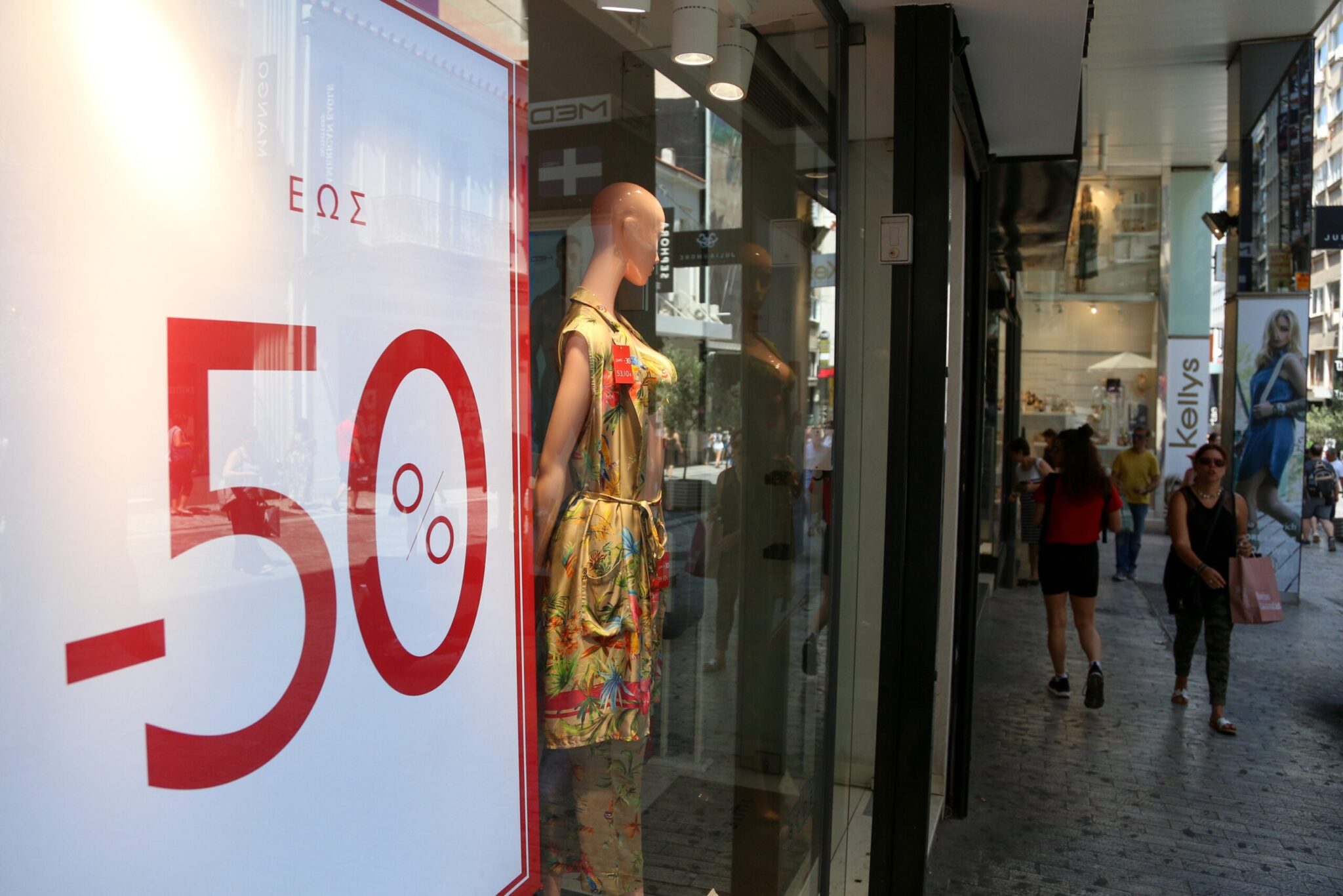 Τη Δευτέρα η έναρξη των καλοκαιρινών εκπτώσεων