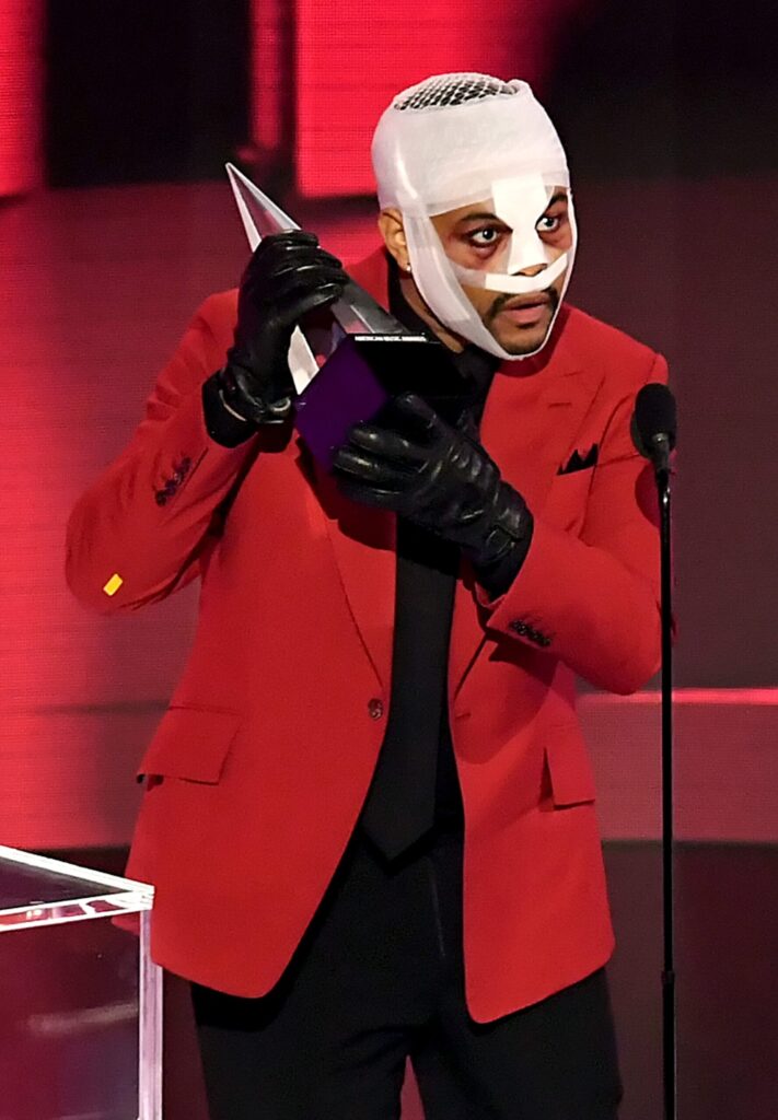 Weeknd Ama H εμφάνιση με επιδέσμους του ράπερ The Weeknd στα AMA που συζητήθηκε ...