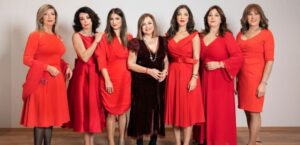 Επώνυμες Θεσσαλονικιές ντύθηκαν στα κόκκινα, στέλνοντας μήνυμα ενάντια στην κακοποίηση