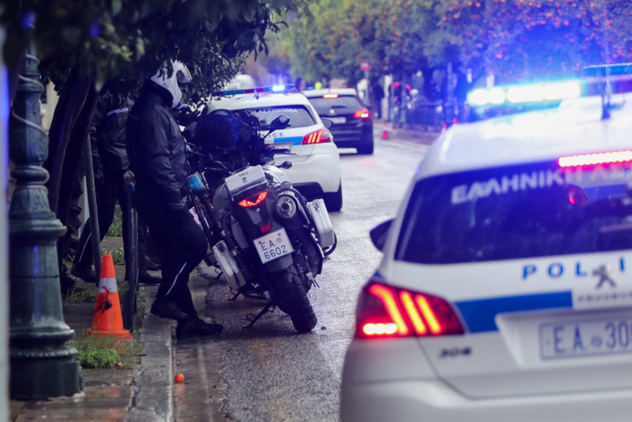 Καταδίωξη ναρκεμπόρων στη Δυτική Αττική – Τραυματίας από προειδοποιητικές βολές