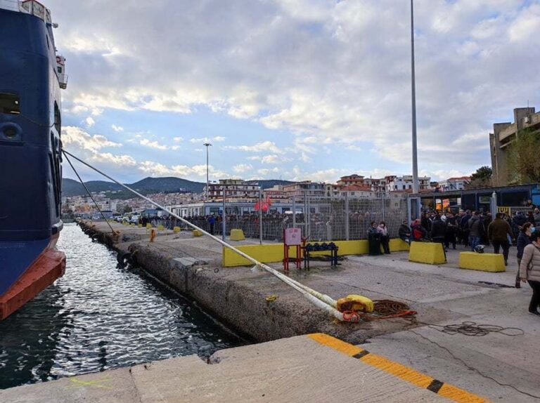 Μυτιλήνη: Δεκάδες κάτοικοι παρεμπόδισαν την εκφόρτωση μηχανημάτων για την κατασκευή Δομής