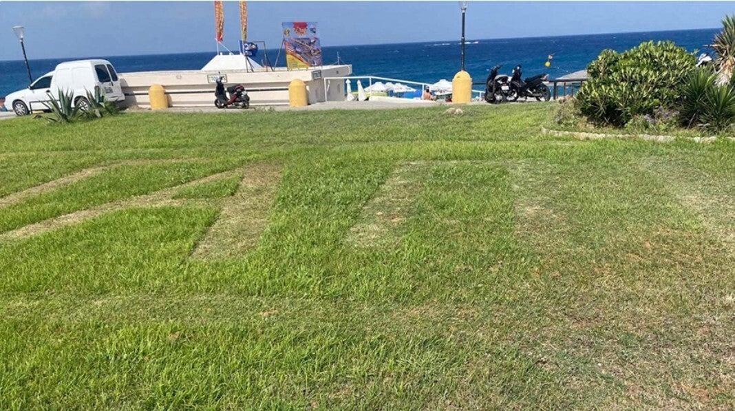 Ρόδος:Αθεράπευτα ρομαντικός «έγραψε» στο γκαζόν στην πλατεία του ενυδρείου «αγάπη μου καλημέρα»