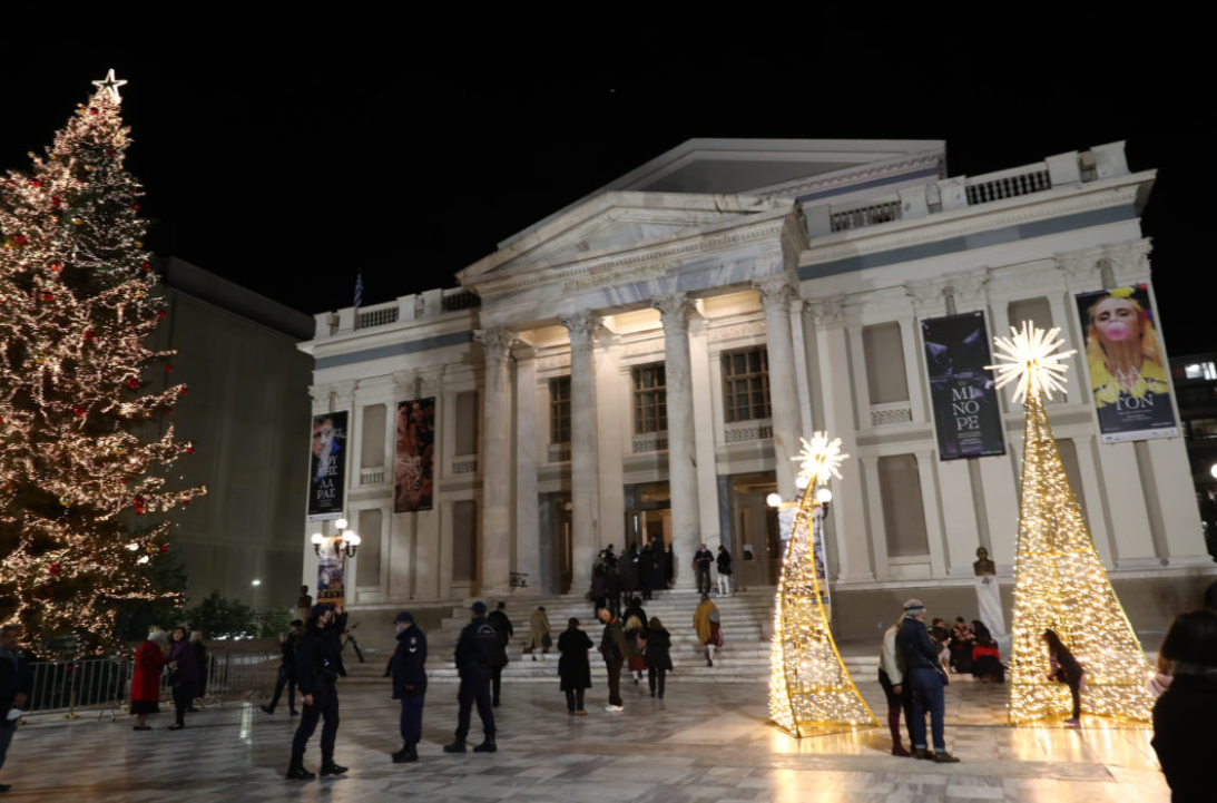 Δημοτικό Θέατρο Πειραιά: Κατέρρευσε μέρος της σκηνής, τραυματίστηκαν μαθητές