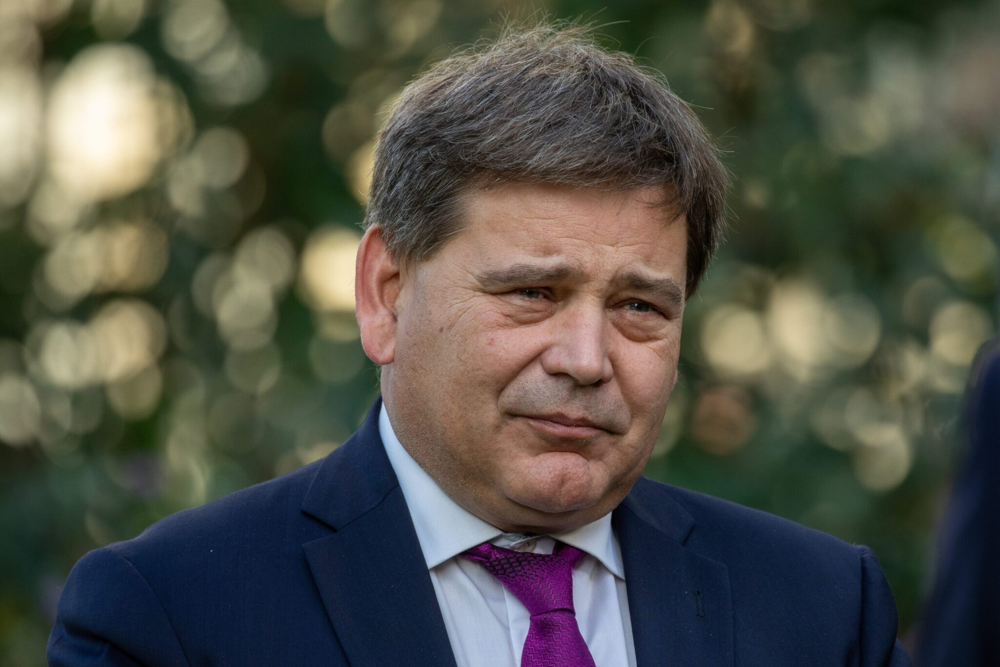 Βουλευτής των Τόρις αποπέμπεται διότι συνέκρινε το εμβόλιο Covid με το Ολοκαύτωμα