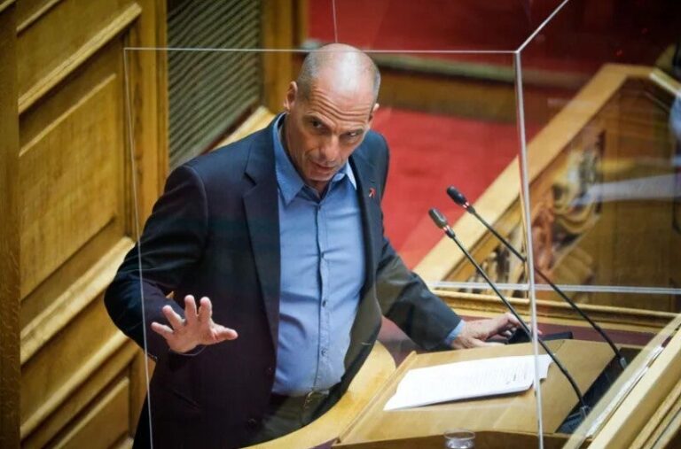 Επίθεση στον Γιάνη Βαρουφάκη: Δίωξη για δύο κακουργήματα και δύο πλημμελήματα στον 17χρονο