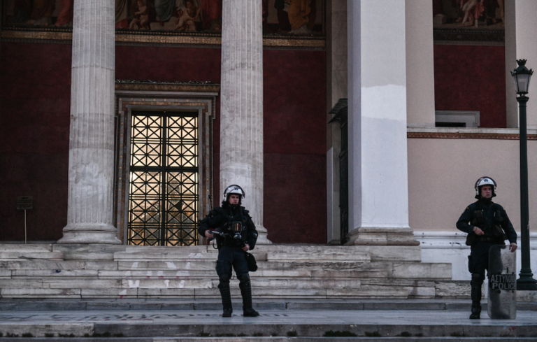 Πρυτανεία ΕΚΠΑ: Αστυνομική επιχείρηση για την εκκένωση της κατάληψης (βίντεο-φωτο)