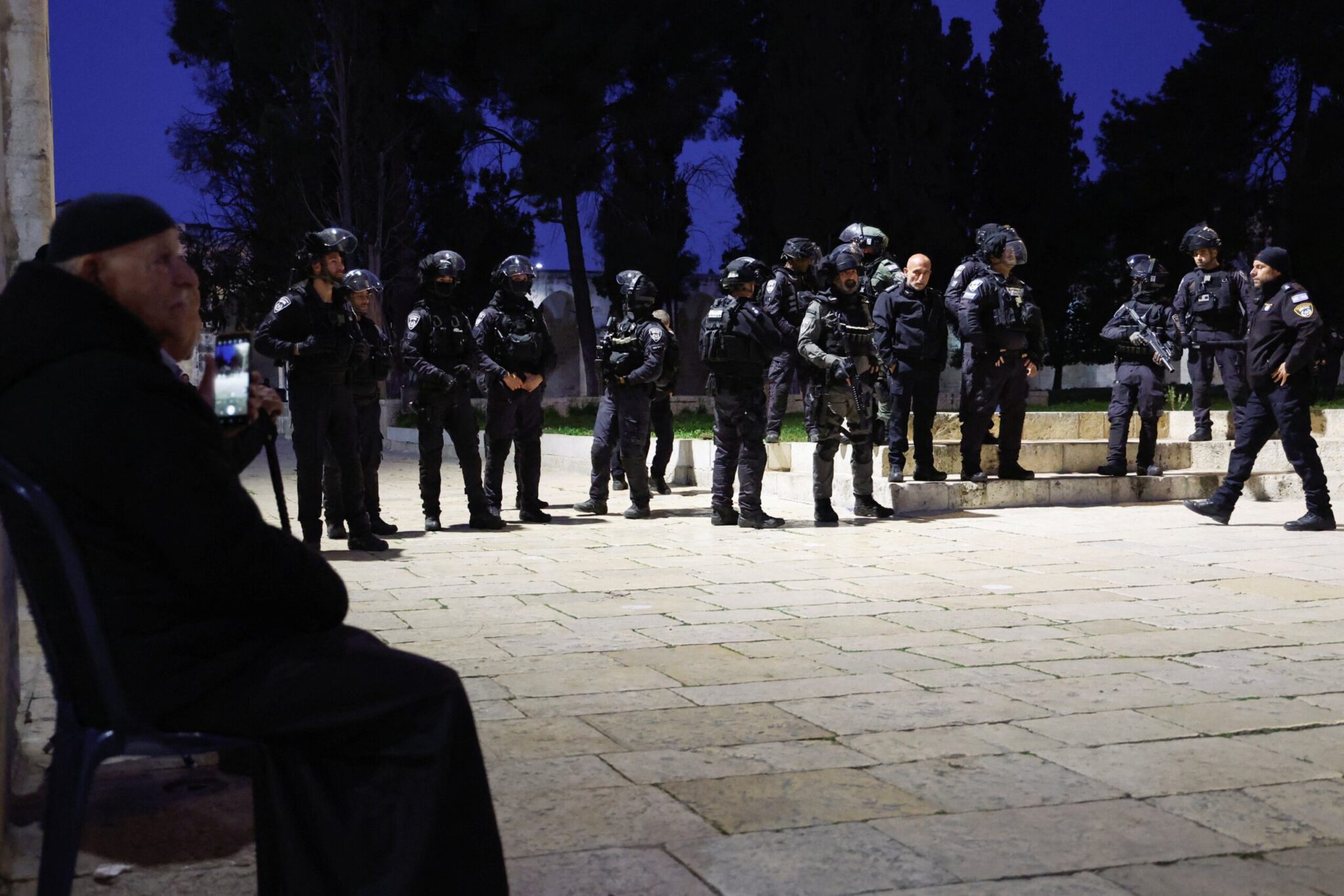Eισβολή της ισραηλινής αστυνομίας στο τέμενος Αλ Ακσα εν μέσω Ραμαζανιού και εβραϊκού Πάσχα