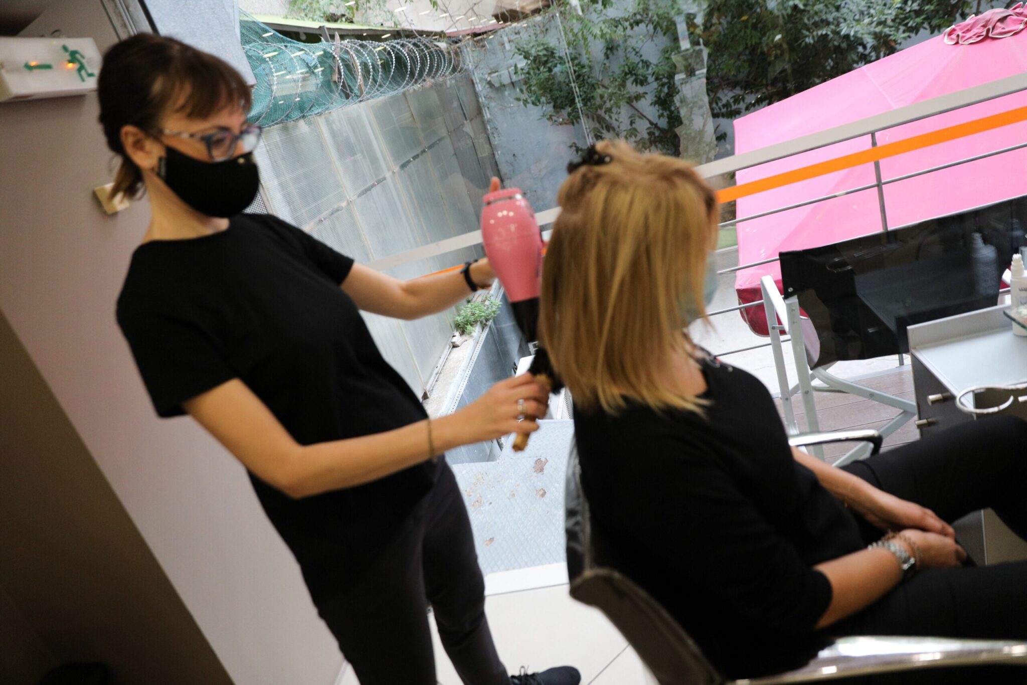 Λειτουργούν παράνομα περίπου 23.000 κουρεία-κομμωτήρια στη χώρα