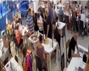 Ζάκυνθος: Σερβιτόρος έσωσε γυναίκα από πνιγμό με λαβή Χάιμλιχ (βίντεο)