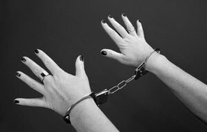 Ημαθία: Χειροπέδες σε «μακρυχέρα» οικιακή βοηθό που «ξάφρισε» 43.650 ευρώ