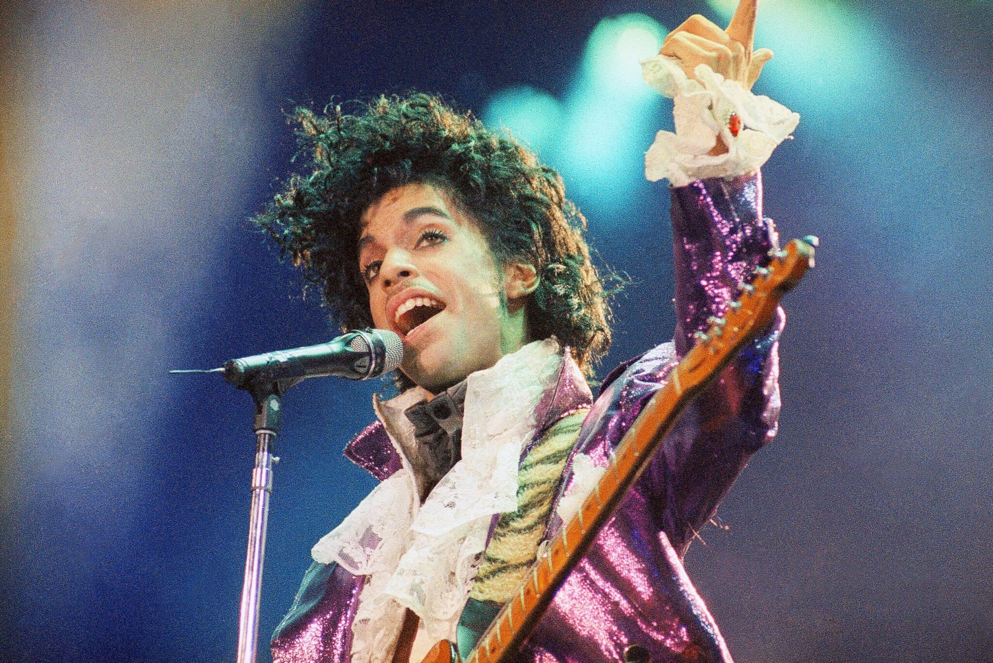 Από το πουκάμισο του Purple Rain μέχρι την κιθάρα: Σε δημοπρασία 200 αντικείμενα του Prince