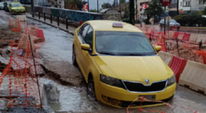 Λεωφόρος Αλεξάνδρας: Υποχώρησε το οδόστρωμα και “βούλιαξε” ταξί-”Ένιωσα να με καταπίνει η γη”