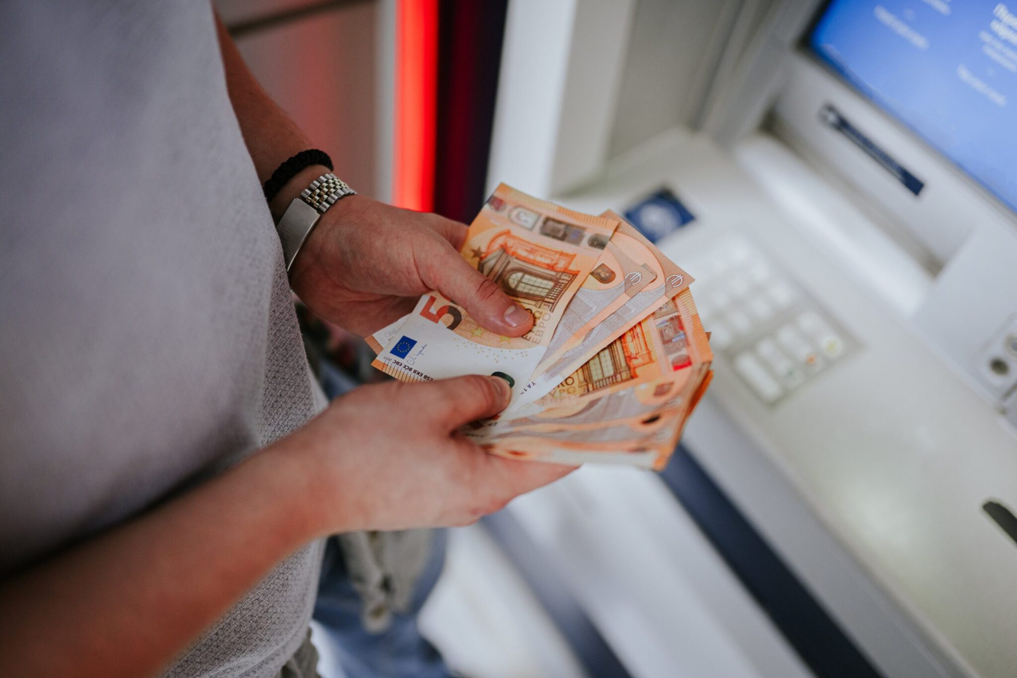 Πότε θα γίνουν οι πληρωμές μερισμάτων και αναδρομικών σε δημοσίους υπαλλήλους