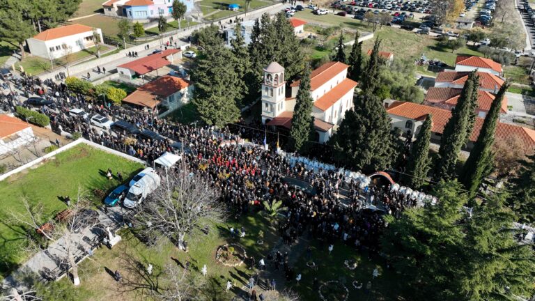 Το τελευταίο αντίο στον Βασίλη Καρρά