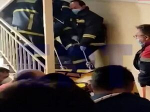 Θεσσαλονίκη: Mεταφορά υπέρβαρου στο σπίτι του με Πυροσβεστική και ΕΚΑΒ (Βίντεο)