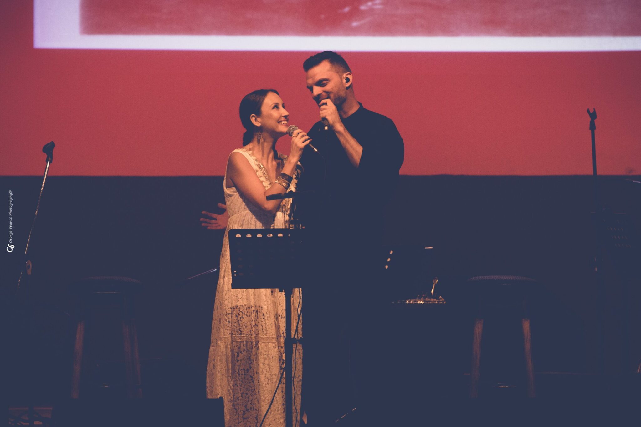 Παναγιώτης Σδούκος: Τραγουδώντας με τη Fide Köksal για τις δύο πλευρές του Αιγαίου