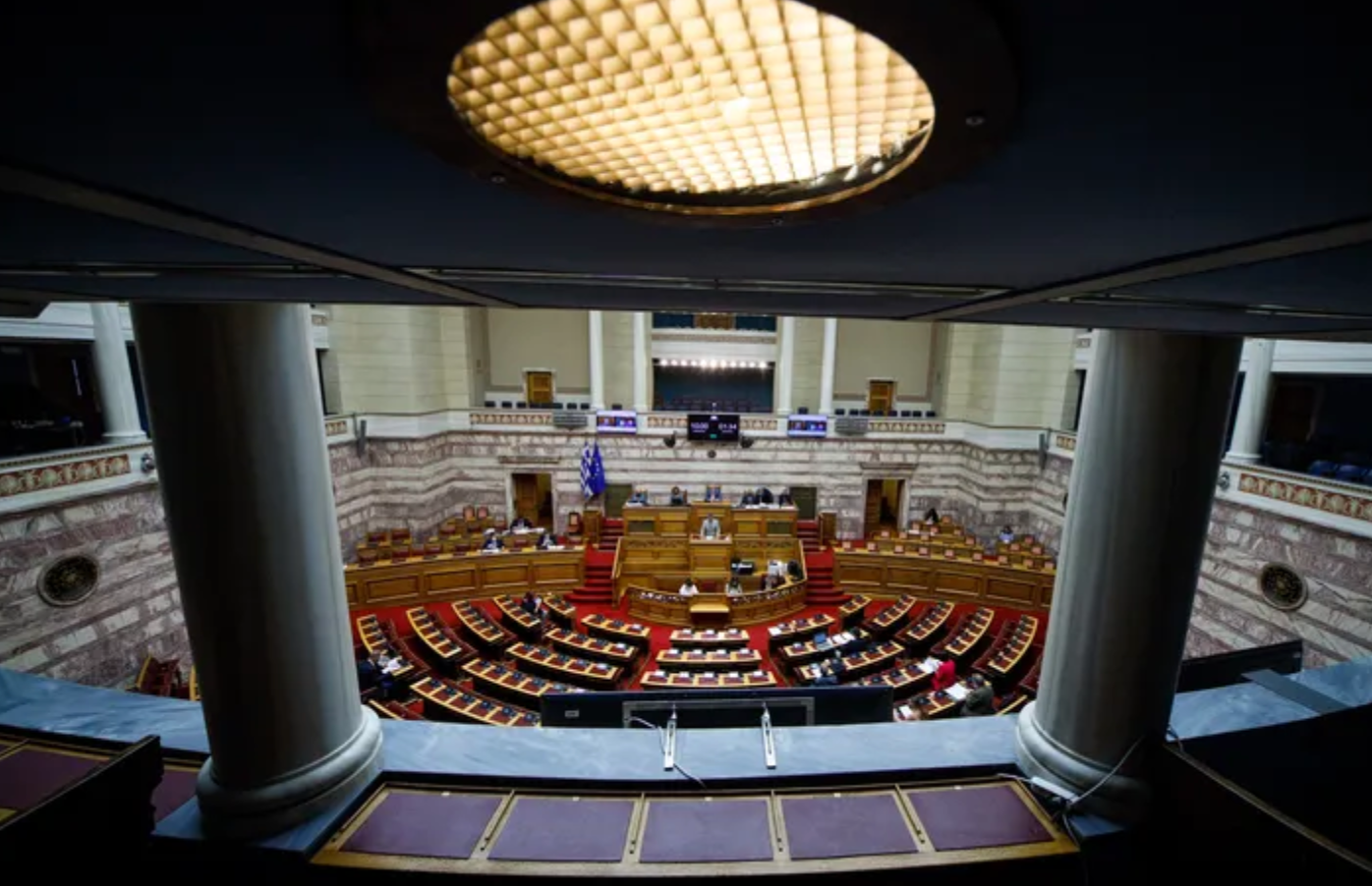 Στην ολομέλεια της Βουλής συζητείται το πόρισμα της εξεταστικής για τα Τέμπη