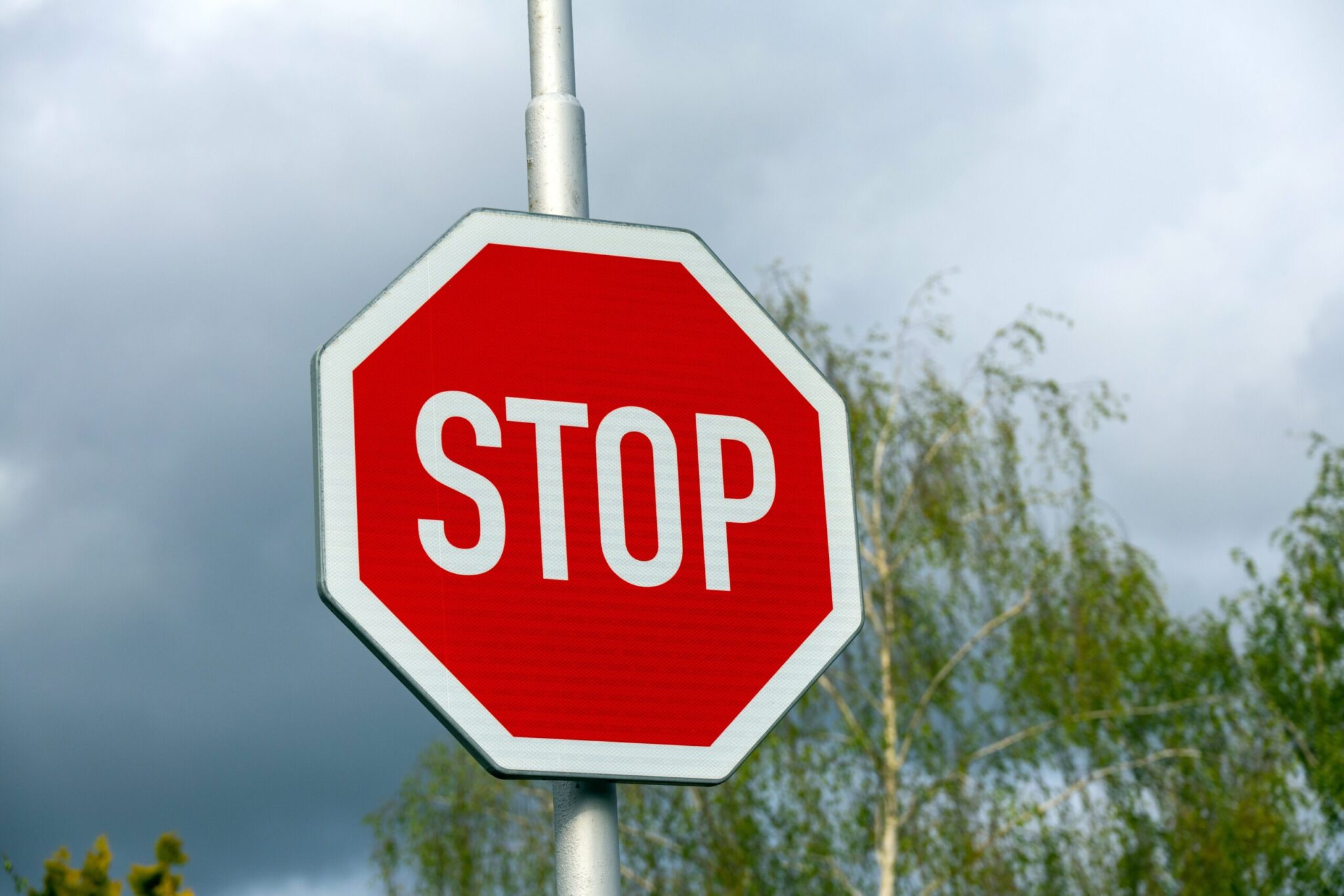Γιατί η πινακίδα του STOP έχει 8 γωνίες (Βίντεο)