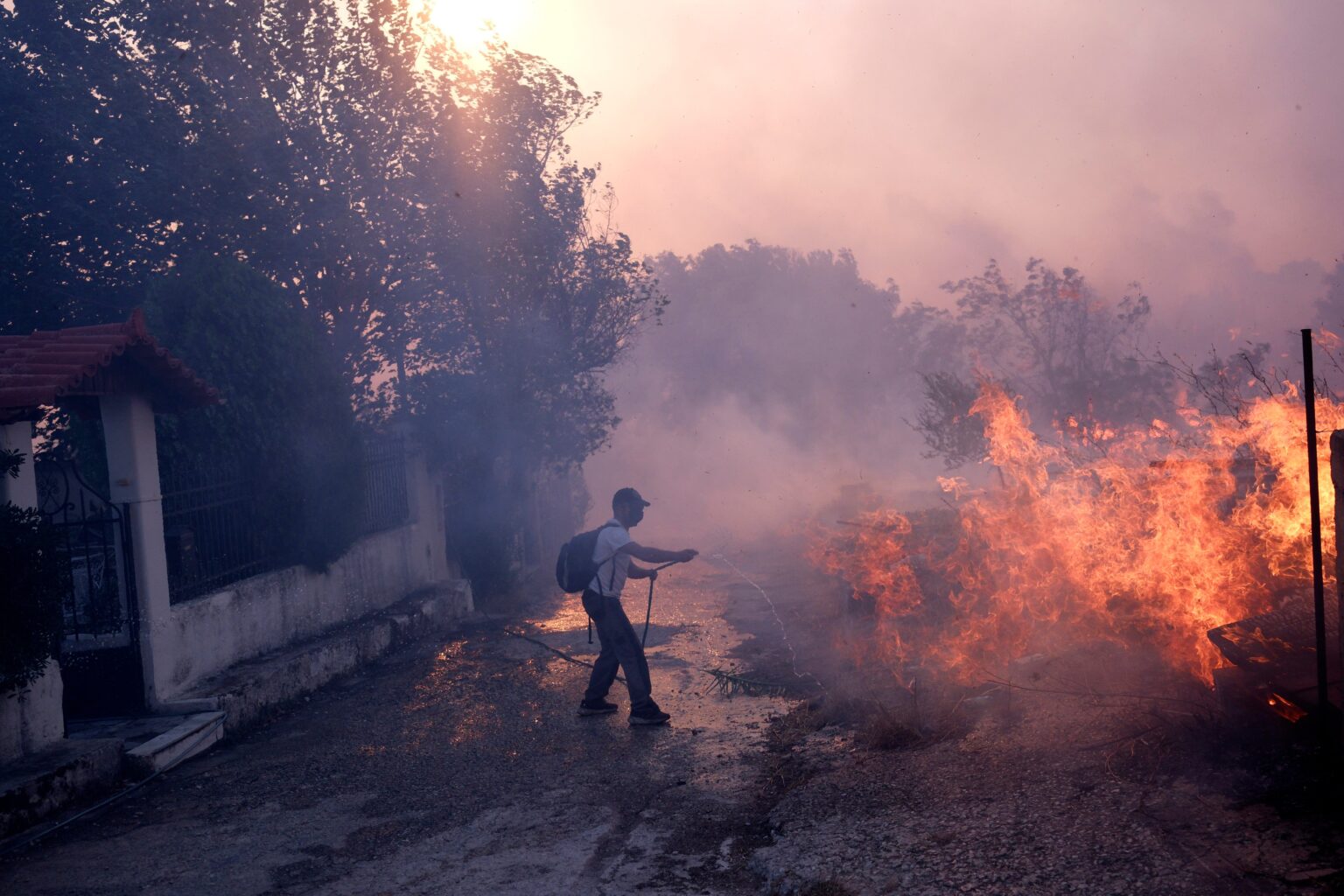 Ανοιξε η πλατφόρμα αρωγής για τους πυρόπληκτους της Αττικής – Δικαιούχοι και ποσά