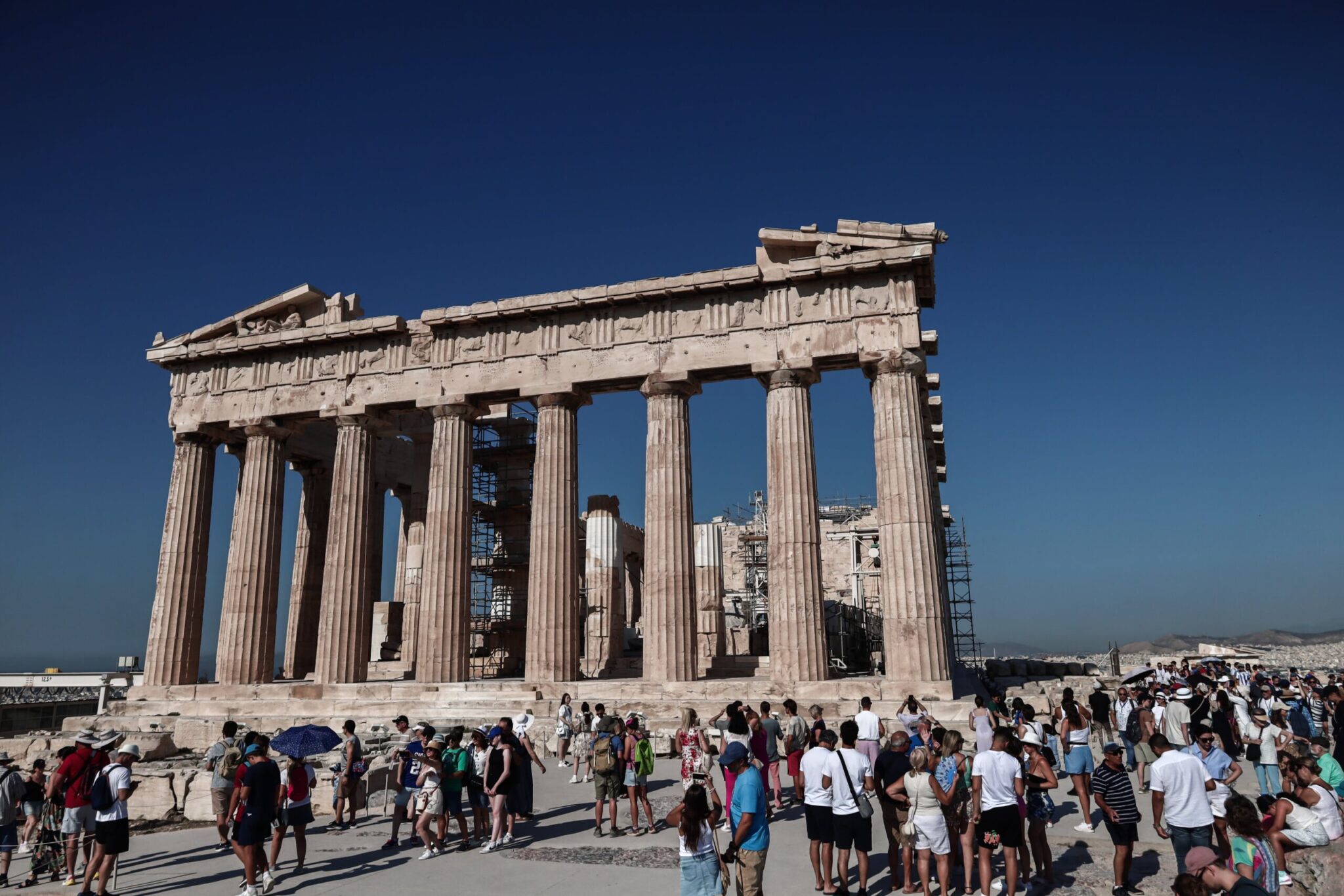 ΕΔΕ για το «θέαμα» με τις αρχαιοελληνικές ενδυμασίες στην Ακρόπολη