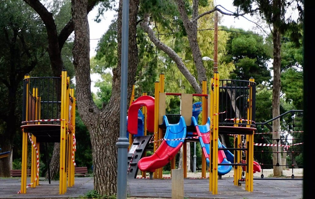 Βάρκιζα: Αυτοκίνητο σε τρελή πορεία κατέληξε σε παιδική χαρά – Η ηλικιωμένη έχασε τον έλεγχο