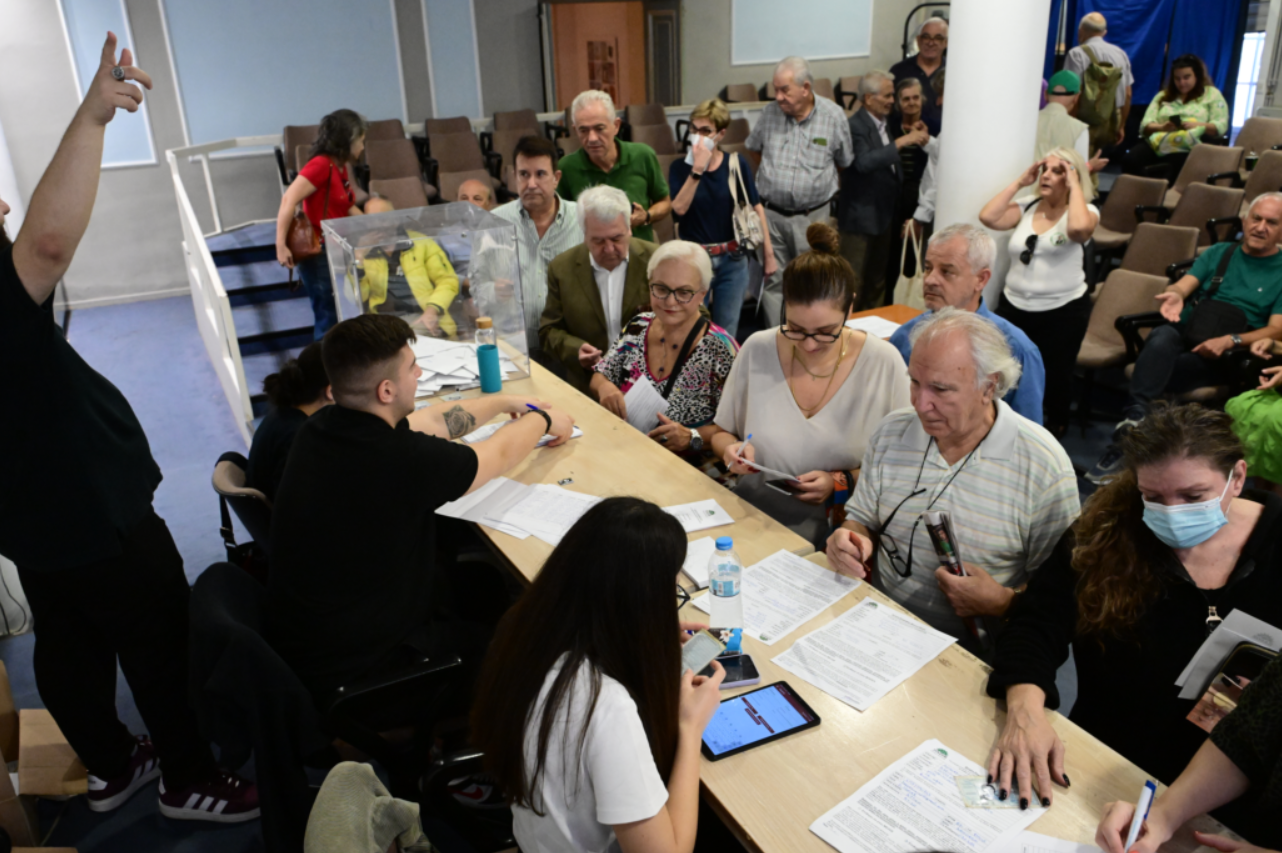 Ωρα αρχηγού στο ΠΑΣΟΚ: Χαρακτηριστικά στιγμιότυπα από τις κάλπες