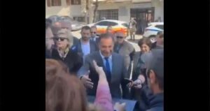 Τι λέει το ΠΑΜΕ για τη γυναίκα που φιλήθηκε με τον Άδωνι Γεωργιάδη σε διαμαρτυρία του