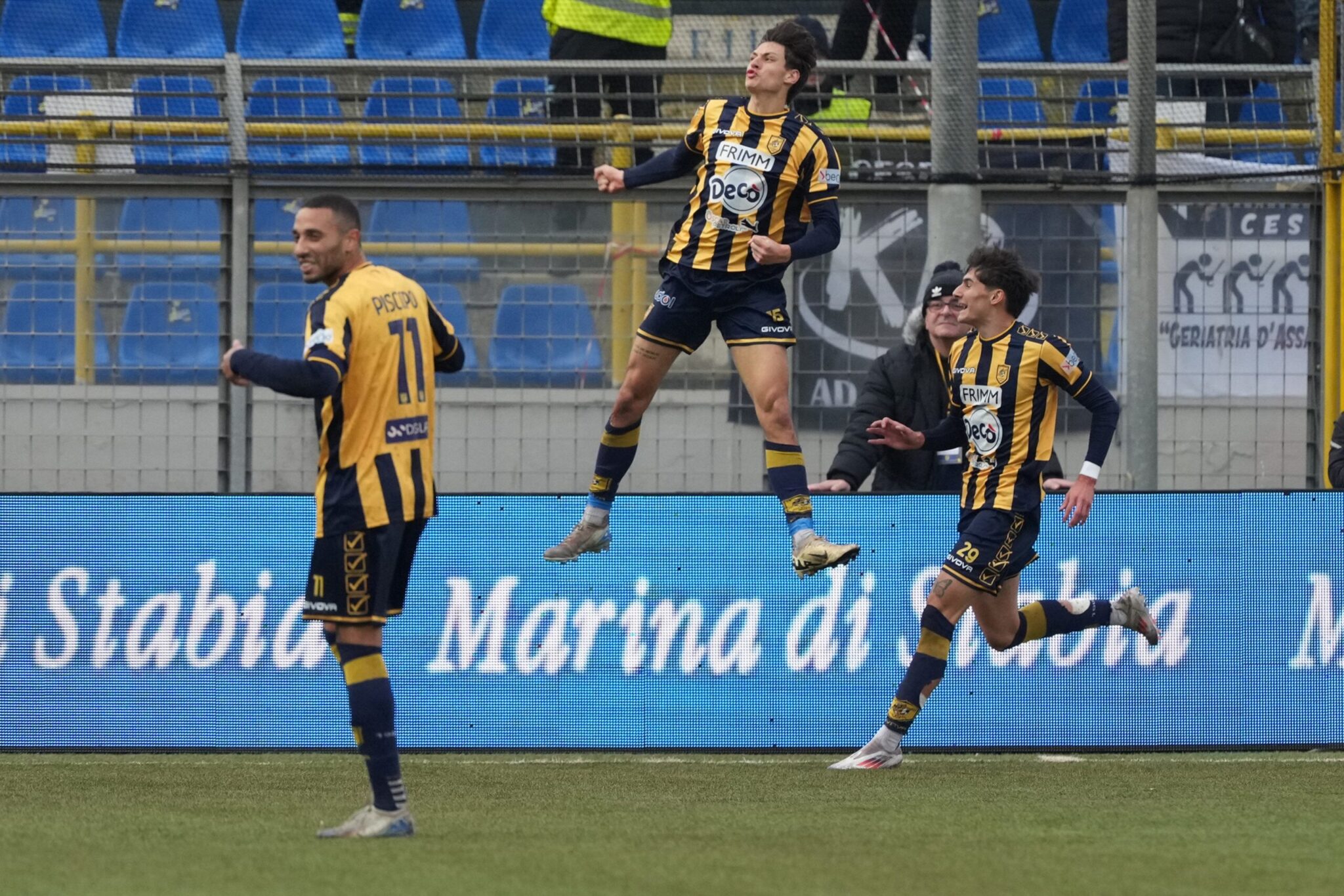 Οπαδοί της Juve Stabia πανηγύρισαν γκολ του δισέγγονου Μουσολίνι με φασιστικούς χαιρετισμούς