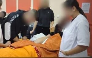 Εύβοια: Καθηγητής ημίγυμνος έβαλε μαθητές να του κάνουν μασάζ σε ΕΠΑΛ (βίντεο)