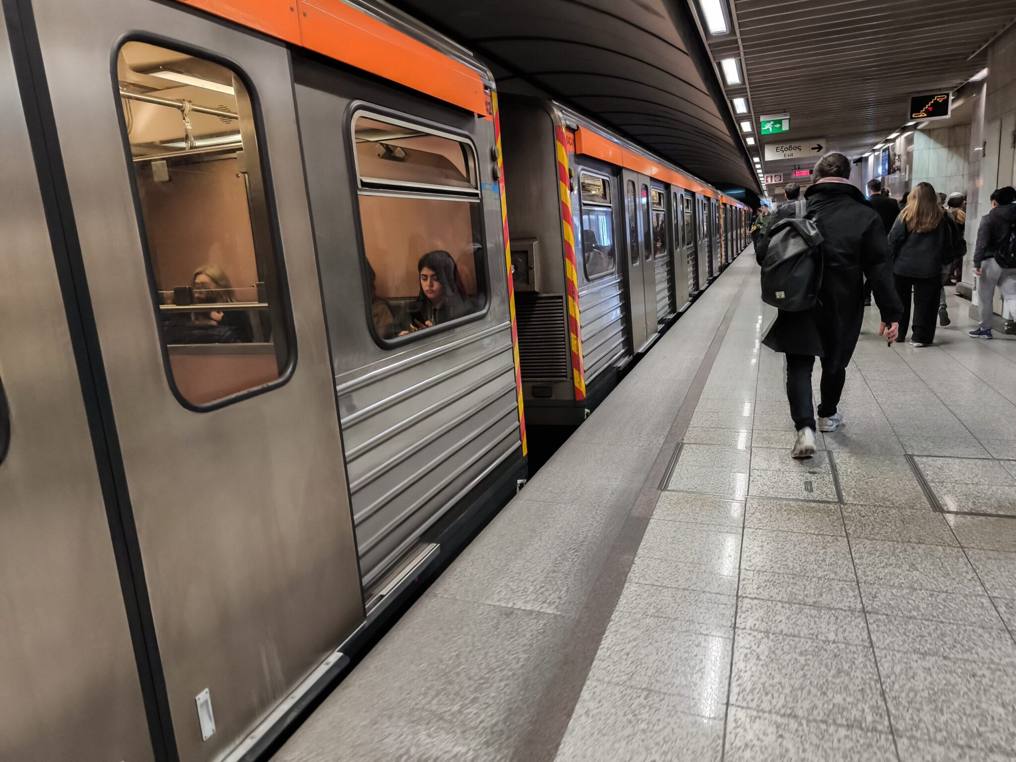 Ερευνα της ΣΤΑΣΥ για τα ανοιχτά ηχεία στο μετρό: «Ολοι λιώμα ρε, δεν ήξερα που πήγαινα»