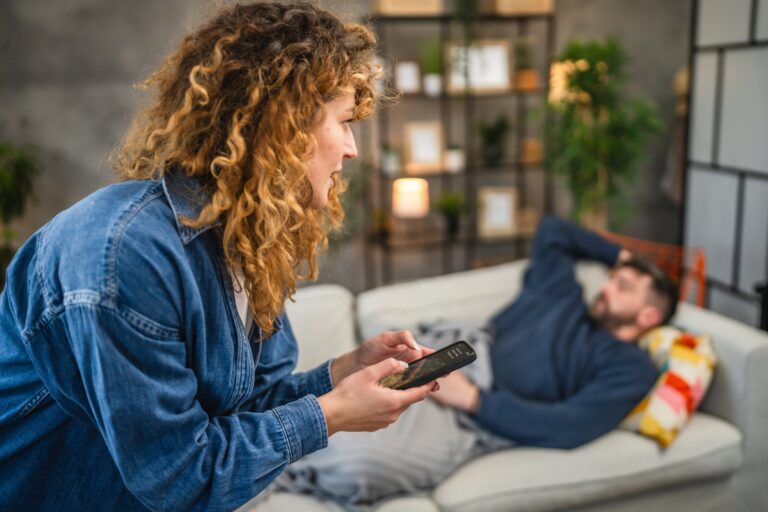 Ποια είναι η διαφορά μεταξύ ζήλιας και φθόνου – Mια φιλόλογος απαντά