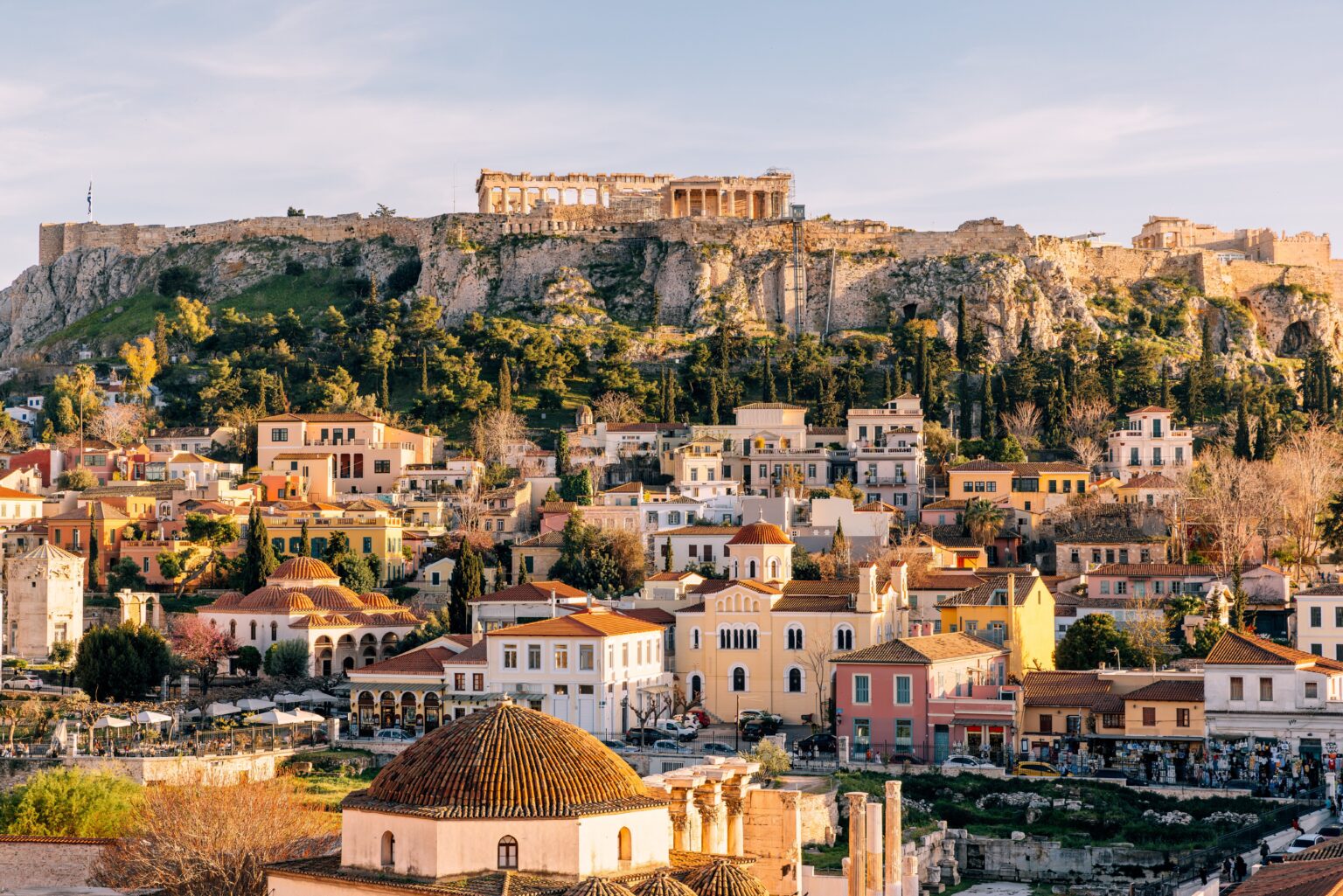 Guardian: Η Αθήνα αντιστέκεται στις βλέψεις επενδυτών για τη «γειτονιά των θεών»