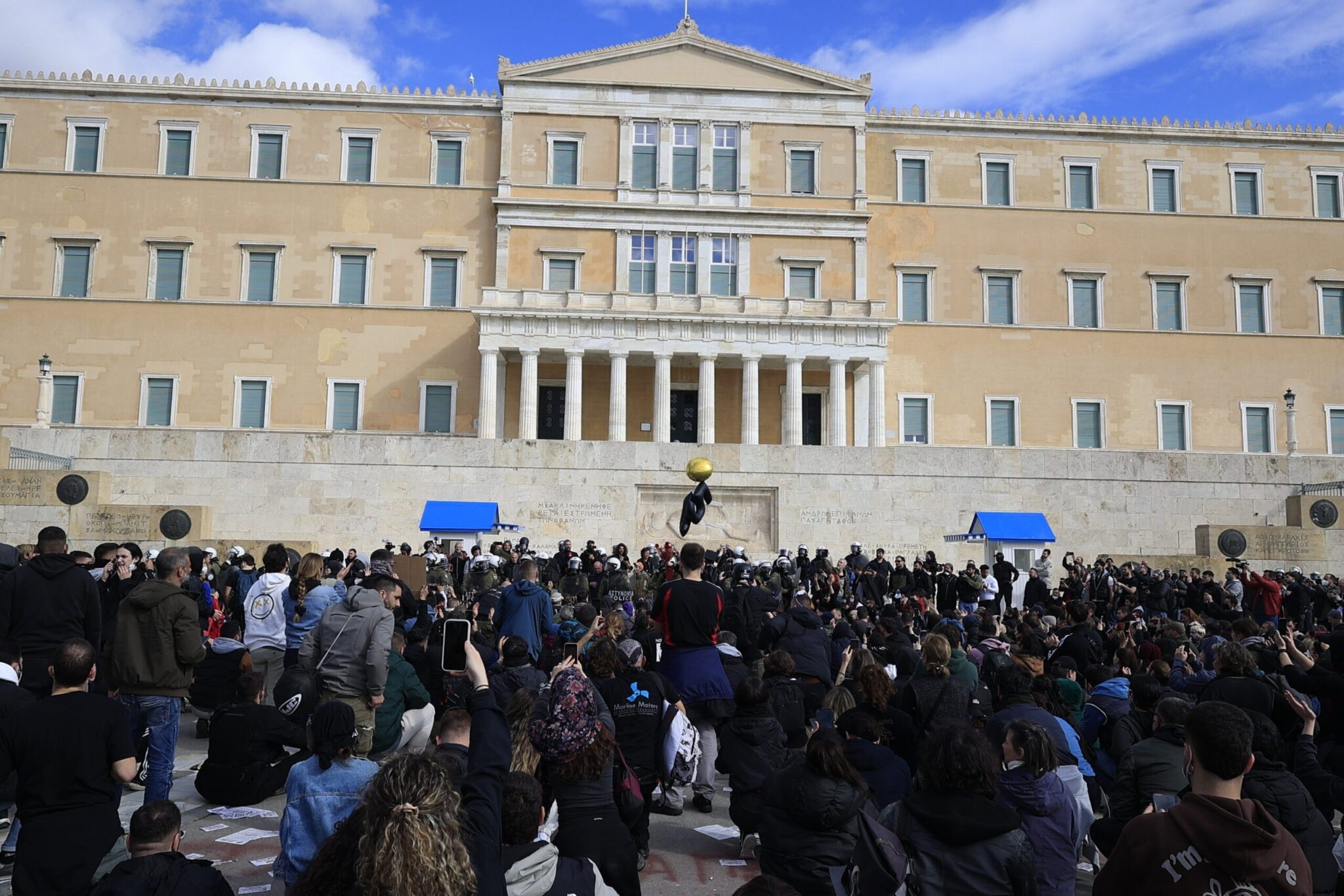 Η Γ’ Ελληνική Δημοκρατία «πνέει τα λοίσθια»