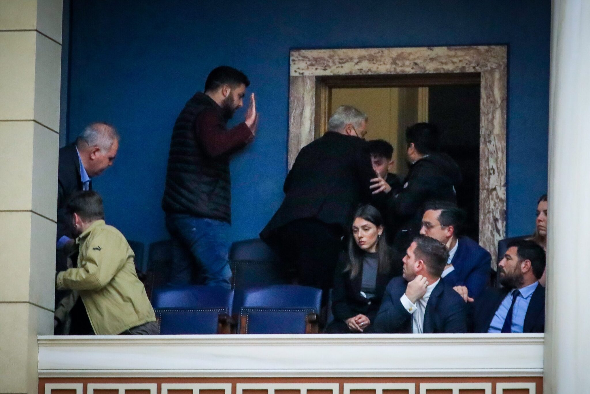 Βουλή: Με επίσημες προσκλήσεις από τη Νέα Αριστερά οι νεαροί που πέταξαν τρικάκια στην ολομέλεια