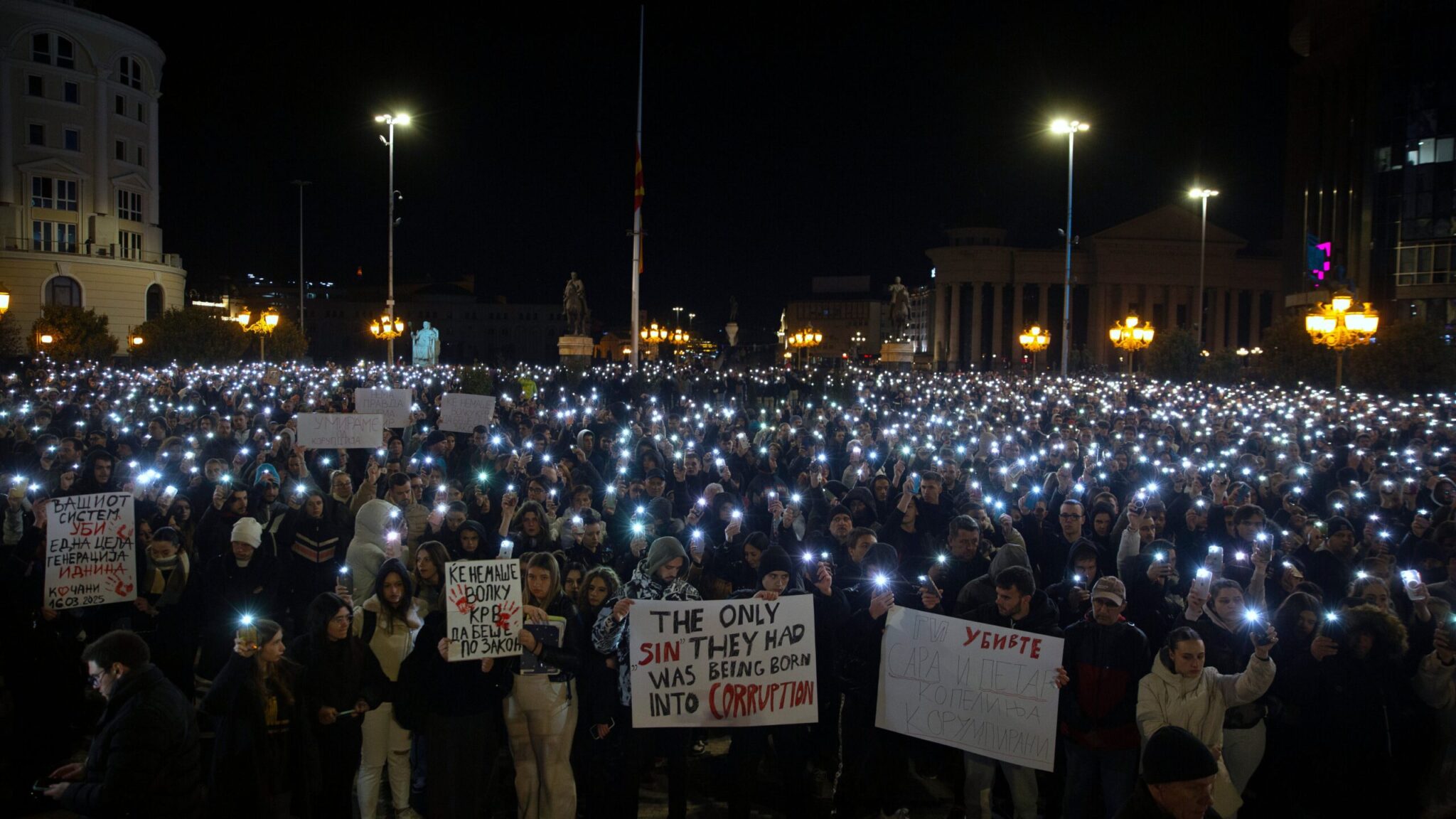 Βόρεια Μακεδονία: Bουβή διαμαρτυρία χιλιάδων πολιτών στη μνήμη των θυμάτων (Βίντεο – Φωτογραφίες)