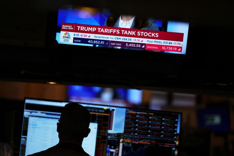 Σε ρυθμούς Τραμπ και η Wall Street: Σε ελεύθερη πτώση το αμερικανικό χρηματιστήριο