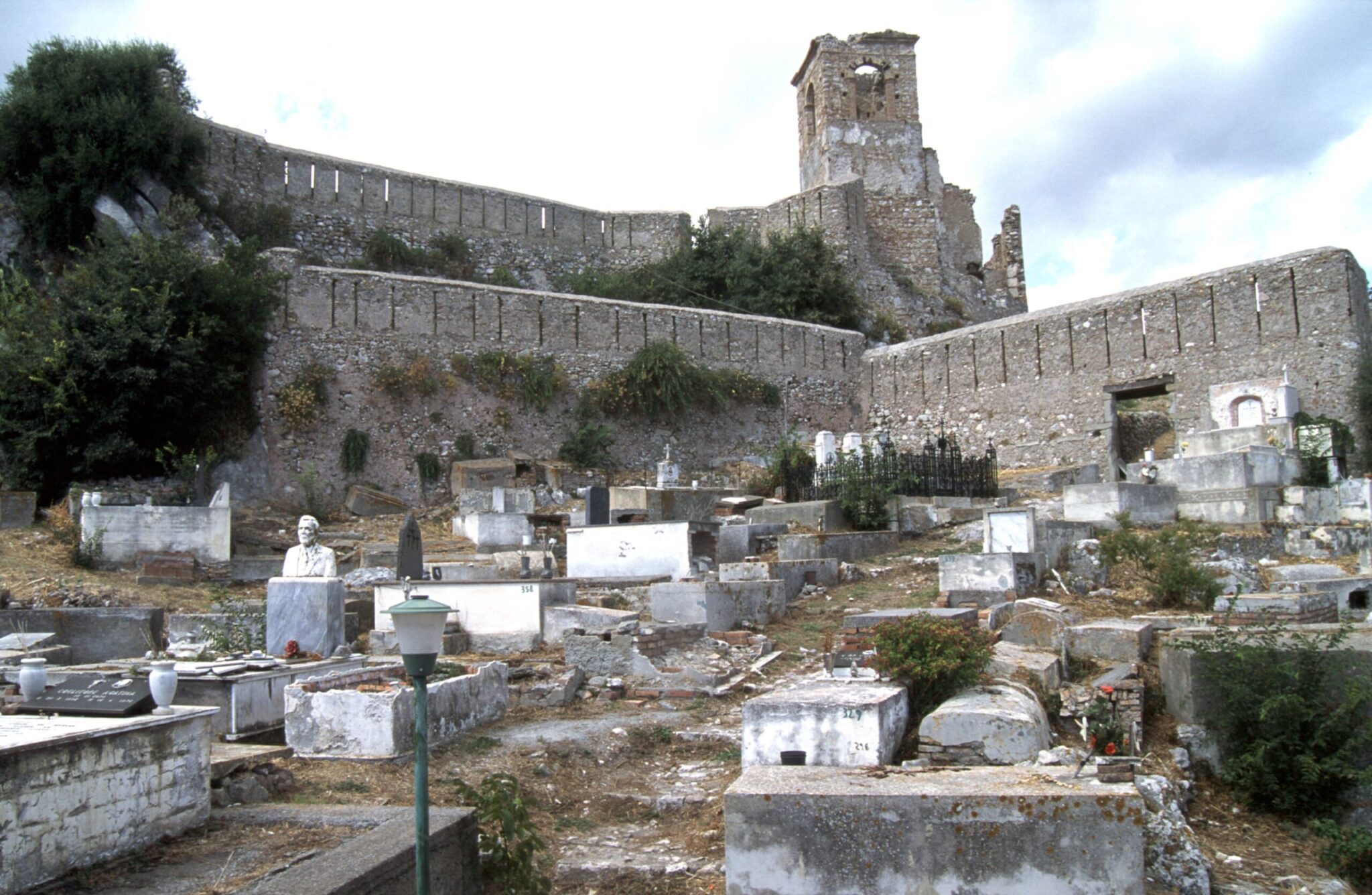 Σικελία: Νεκροθάφτης κατηγορείται ότι αφαιρούσε σορούς για να μεταπωλεί τάφους